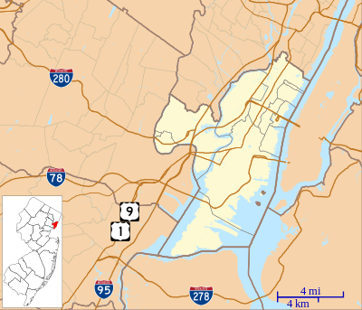 Which bay is located to the east of Jersey City?