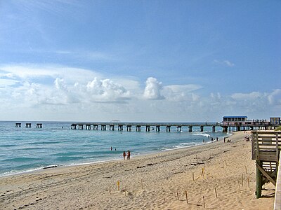 What is the name of the body of water along the eastern border of Lake Worth Beach?