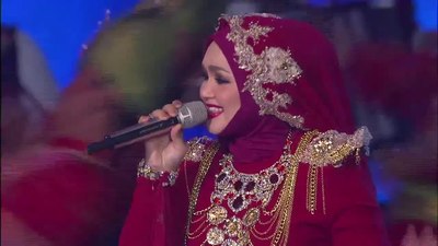 How many languages has Siti Nurhaliza sung in?