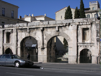 Which famous Roman monument is found in Nîmes?