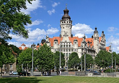 What was the population of Leipzig in 2022, given that it was 560,472 in 2015?