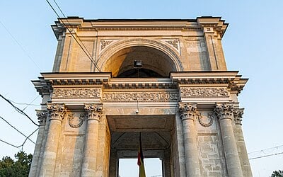 What is the name of the museum in Chișinău that houses over 236,000 exhibits?