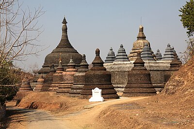 Which European power invaded Mrauk U in the 18th century?