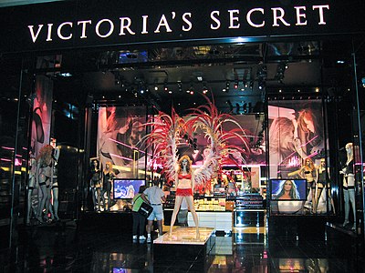 Who is the businessman that purchased Victoria's Secret in 1982 and expanded it into shopping malls?