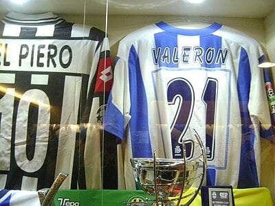 How many seasons did Valerón play in La Liga?