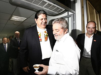 What position did García achieve in the APRA party in 1982?