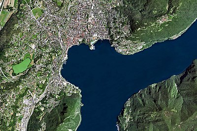 What mountain range surrounds the region of Lugano?