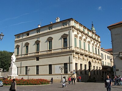 What is the name of the famous architect associated with Vicenza?