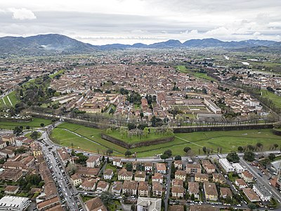 What is the population of Lucca?