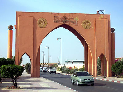 What is the primary mode of transportation in Laayoune?