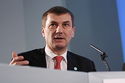 Which language besides Estonian is Andrus Ansip fluent in?
