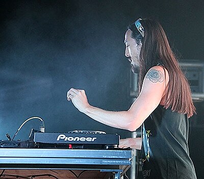 Steve Aoki collaborated with which'The Voice' judge on the song "Born to Get Wild"?