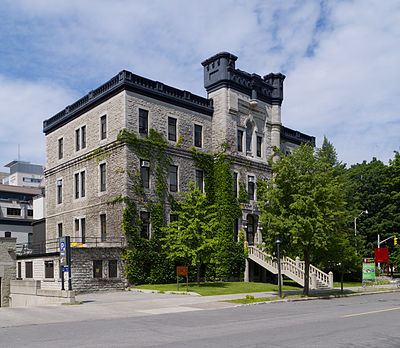 In which neighborhood is the main campus of the University of Ottawa located?