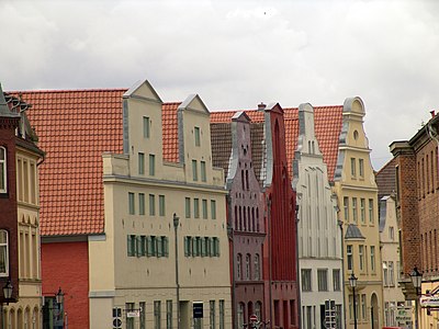 What is the distinctive style of architecture in Wismar?