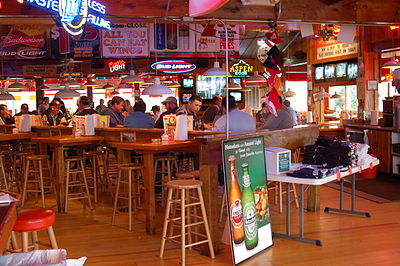 What type of alcoholic beverages do Hooters restaurants typically serve?