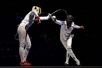 Which hand does Ana Maria Popescu primarily use in épée fencing?