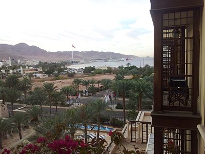 Which peace treaty led to plans for a trans-border tourism and economic area between Aqaba and Eilat?