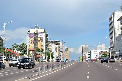 What type of climate does Kinshasa experience?