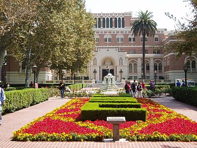 How many undergraduate and post-graduate students are enrolled at USC?