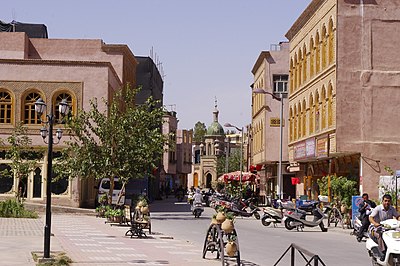 What is the primary ethnic group in Kashgar?