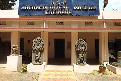 What is the name of the oldest polytechnic college in Andhra Pradesh, established in Kakinada?