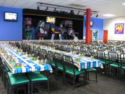 What type of animatronic shows were a former mainstay at Chuck E. Cheese locations?