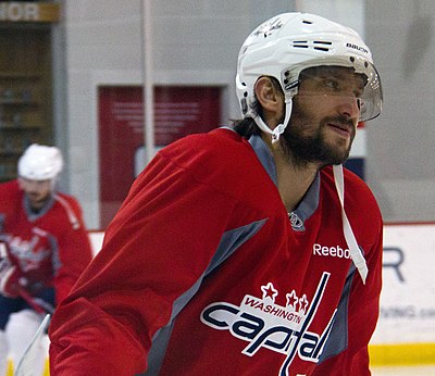 In which year did Alexander Ovechkin score his 800th regular season goal?
