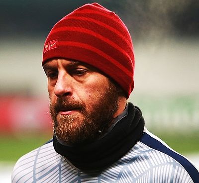 When did De Rossi retire from professional football?