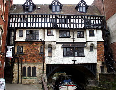 Which famous British poet was born in Lincoln?