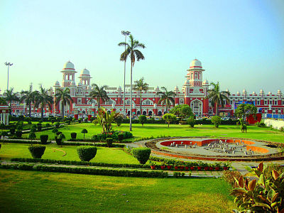 What famous architectural style is Lucknow known for?