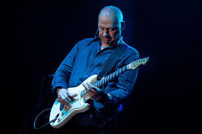 With which band was Mark Knopfler inducted into the Rock and Roll Hall of Fame?