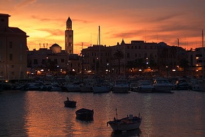 Which cathedral in Bari was built between 1035 and 1171?