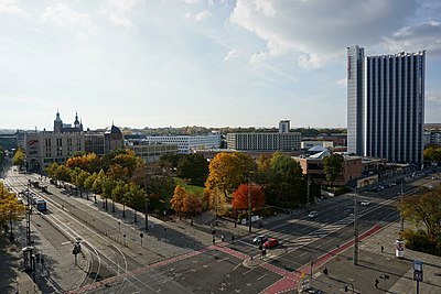 Which city lies to the southwest of Chemnitz in the densely populated northern foreland?