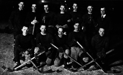 How many current NHL players are alumni of the Michigan Wolverines men's ice hockey program?