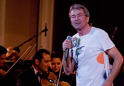 Apart from singing, Ian Gillan also contributed what to Deep Purple?