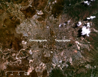 What river separates Tegucigalpa and its sister city, Comayagua?