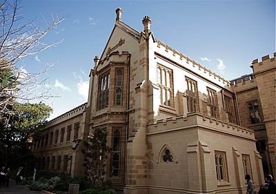 What does the University of Melbourne's motto, "Postera crescam laude," mean in English?