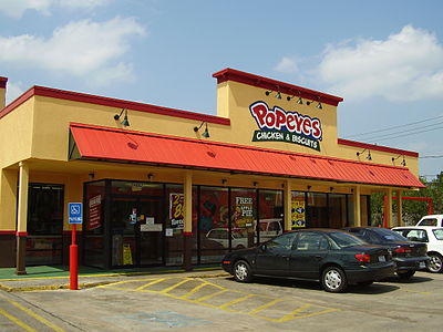 What is the main flavor profile of Popeyes' chicken?