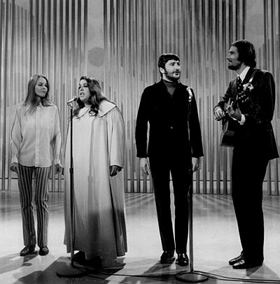 In which year did the Mamas & the Papas disband?