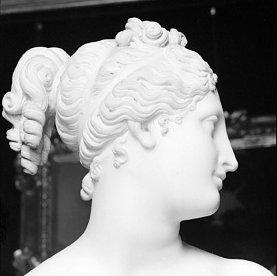 Canova competed artistically with which French sculptor?