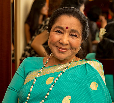 Which award did Asha Bhosle receive in 2000?