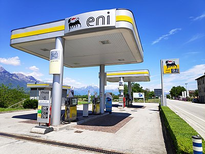What was Eni's net profit in 2021?