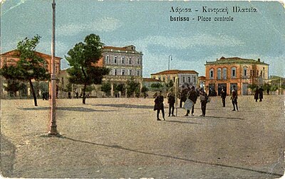 What is the name of the main train station in Larissa?