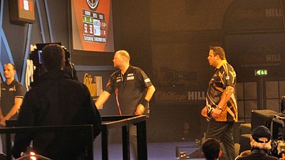 How many legs must a player win to secure a set in PDC World Championships?