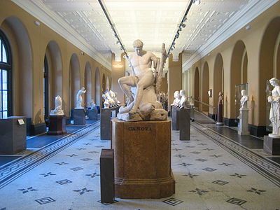 Canova's sculptures are characterized by what quality, contrasting the artificiality of other art?