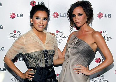 Which company does Eva Longoria hold a modeling contract with?