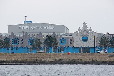 Which arts complex is located in Cardiff Bay?