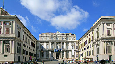 What is the name of the narrow lanes and streets in Genoa's historical city center?