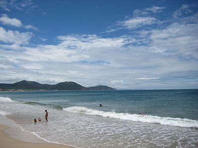 How many beaches does Florianópolis have?