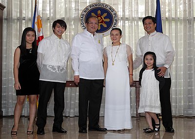 Who was one of the presidents that Grace Poe's father ran against in the presidential elections?